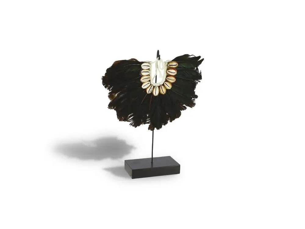 Now's Home - Collier En Plumes Noires Et Coquillages Sur Socle En Metal H32cm Mai