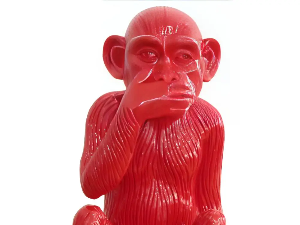 Statue singe rouge laqué avec main sur la bouche H39 cm - RAFIKI