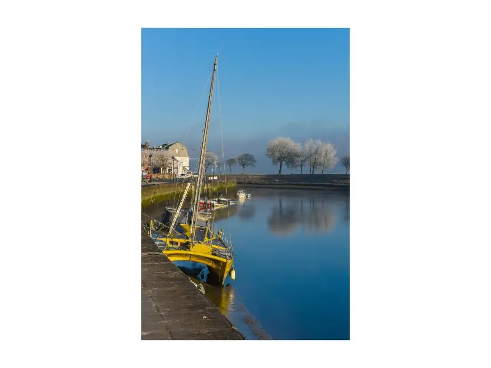 Tableau sur verre bateau jaune à Friville Escarbotin 45x65 cm